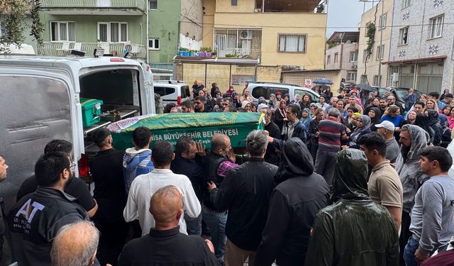 Manisa'da trafik kazasında hayatını kaybeden 5 kişi defnedildi