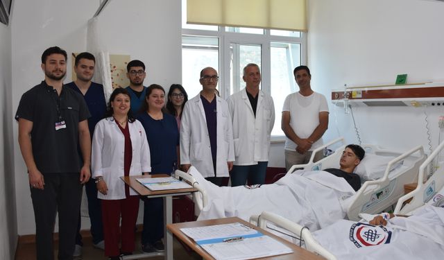 İki gencin "kunduracı göğsü" kapalı ameliyatla düzeltildi