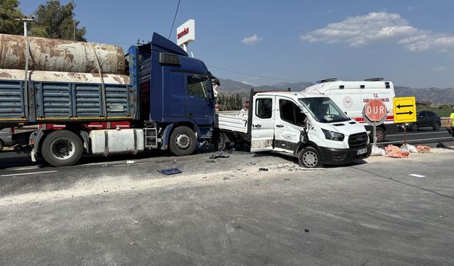 Aydın'da tırla kamyonet çarpıştı 3 kişi yaralandı