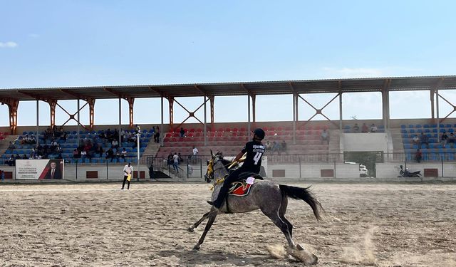 Uşak'ta atlı cirit müsabakaları devam ediyor