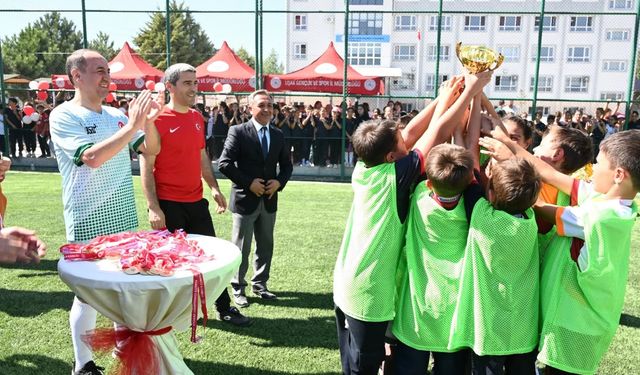 Spor Toto, Uşak Öğretmen Mahmut Özgöbek İlkokuluna halı saha yaptı