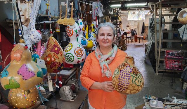 Neziha Işıkal, su kabaklarını Uşak’taki atölyesinde sanata dönüştürüyor