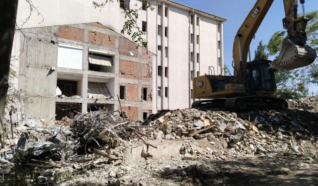 Uşak Öğretmenevini yıkmaya başladılar