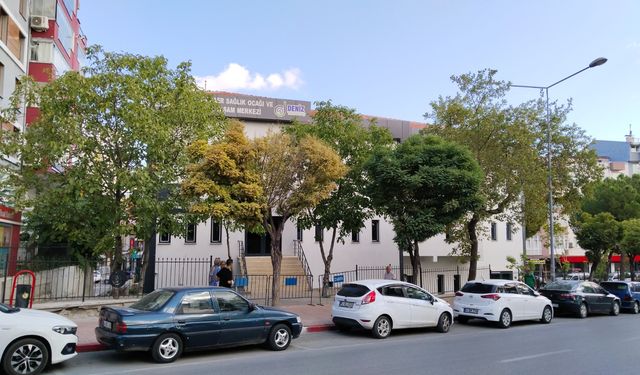Uşak'ta Kurtuluş Mahallesi sakinleri için yapılan sağlık ocağı binası, hiç bir sorun kalmamasına rağmen hala bekliyor