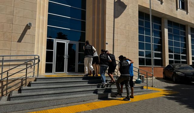 İzmir'de zehir tacirlerine vurgun! 11 tutuklu!