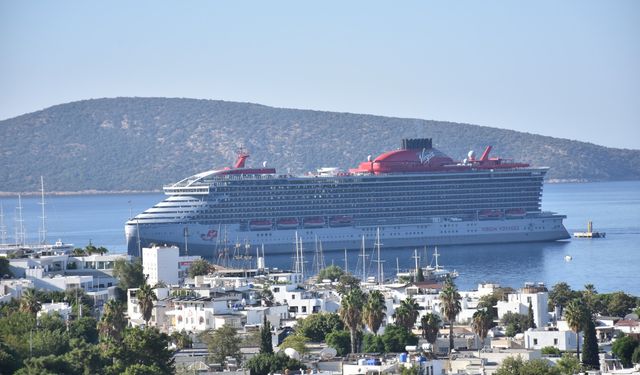 Bodrum'a iki kruvaziyer ile 2 bin 611 yolcu geldi