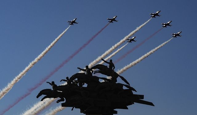 İzmir'in kurtuluşunun 103. yılına özel Türk Yıldızları ve SOLOTÜRK'ten gösteri