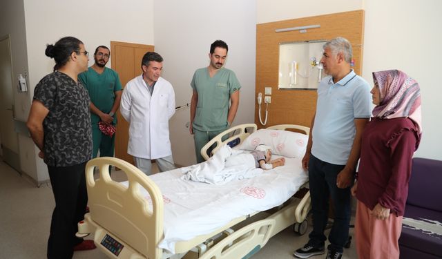 Çiğli Eğitim ve Araştırma Hastanesi'nde biyonik kulak ameliyatı yapıldı