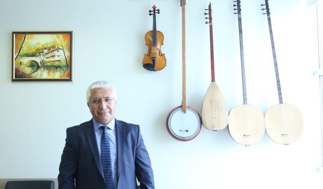 Uşak Tıp Fakültesi Dekanı Prof. Dr. Hanefi Özbek, aynı zamanda dünya genelinde konserler veren bir müzisyen!