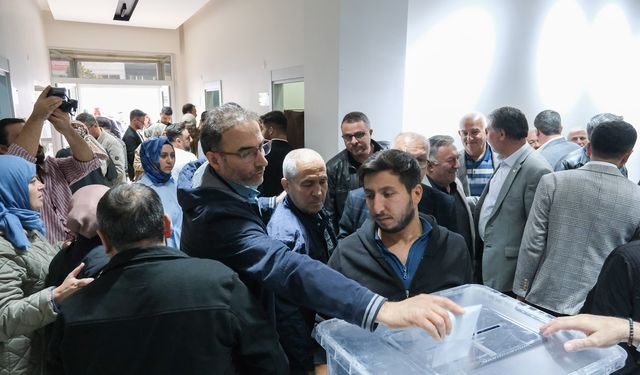 Uşak AK Parti'de üyelerin önüne sandık kondu