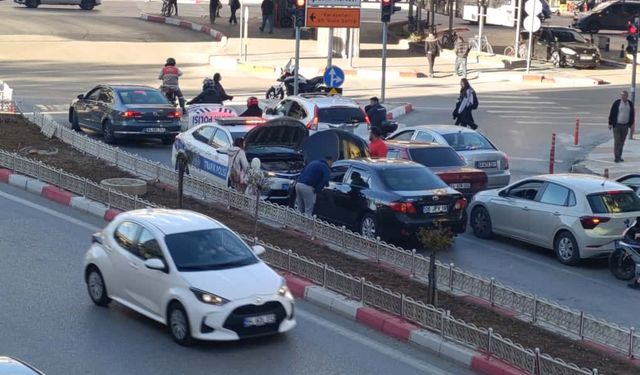 Uşak Dörtyol'da otomobili arıza yapan ailenin yardımına polis koştu