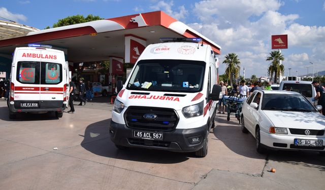 Manisa'da bir kişi eski eşi ve yanındaki kişiyi bıçakla yaraladı