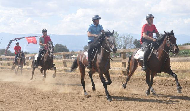 İzmir'de rahvan at yarışları düzenlendi