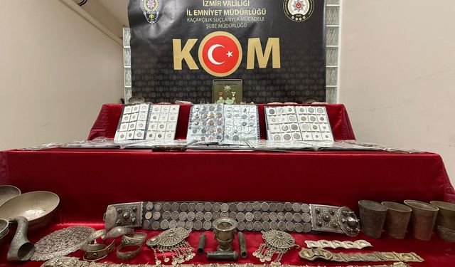 İzmir'de tarihi eser operasyonunda 2 bin 433 obje ele geçirildi
