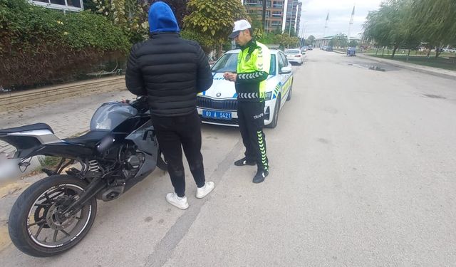 Afyonkarahisar'da plakasını bantla kapatan sürücüye para cezası
