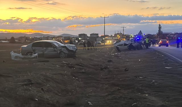 Afyonkarahisar'da iki otomobil çarpıştı; 1 ölü, 3 yaralı!
