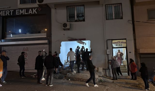 İzmir'de freni boşalan kamyon eve çarptı!