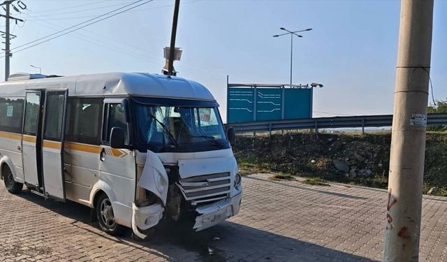 Manisa'da öğrenci servisi direğe çarptı,   2 öğrenci yaralandı