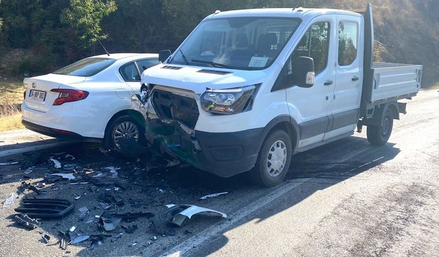 İzmir'de kamyonet ile otomobilin çarpıştı; 6 yaralı!