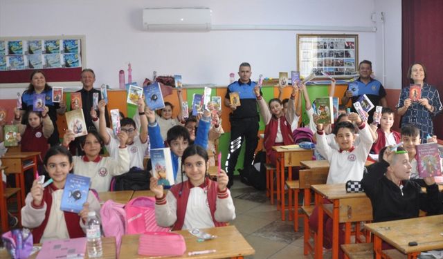 Ödemiş'te polisler öğrencilerle kitap okudu