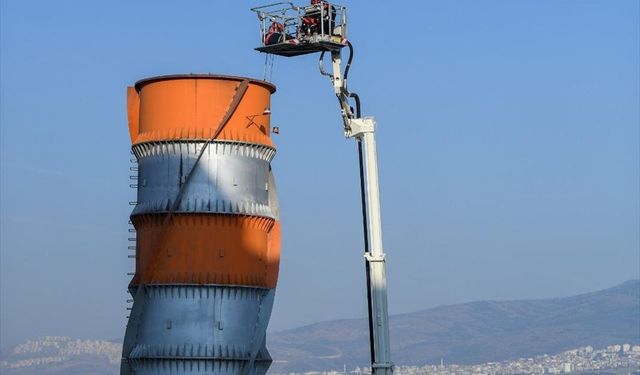 İzmir'de 70 metrelik bacadan düşen iki işçi 4 saatte kurtarıldı