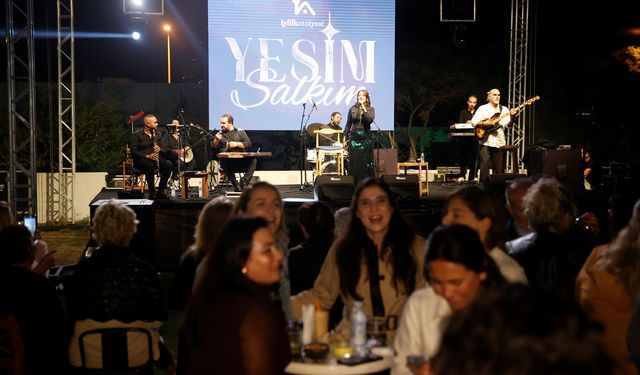 Sanatçı Yeşim Salkım kız çocukları yararına Bodrum'da konser verdi
