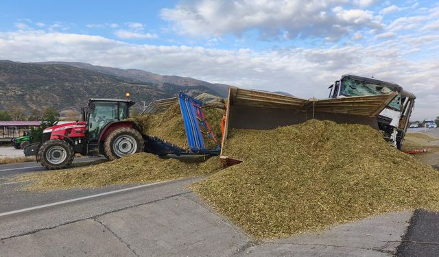 Afyonkarahisar'da tır ile traktör çarpıştı, 2 yaralı!