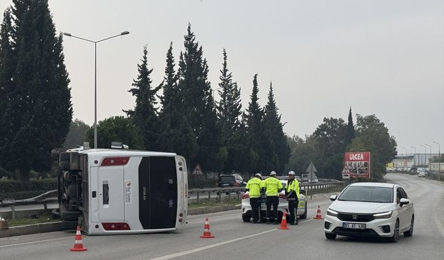 İzmir'de midibüs devrildi 5 kişi yaralandı