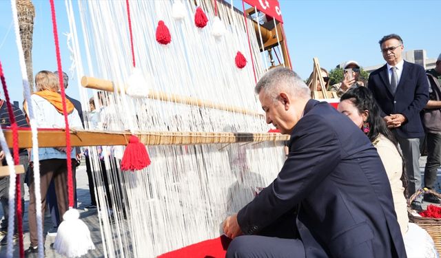 İzmir'de Cumhuriyetin 102. yılı kutlamaları kapsamında Türk bayrağı dokundu
