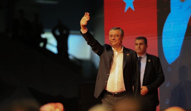 Uşak ve Afyon'daki sıkıntılı kongrelere katılmayan Özel, Manisa'da Fatih Sultan Mehmet'e özendi