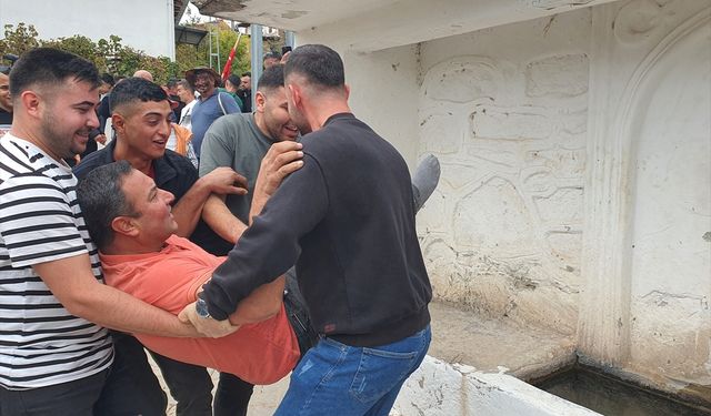 Uşak'a yakın olan Demirci Sevinçler'de düğüne geç gelen, oynamayan ve yardım etmeyenler yalakta ıslatılıyor