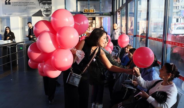 İzmir'de meme kanseri farkındalık etkinliği düzenledi