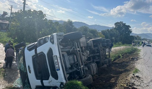 İzmir'de kamyon devrildi, sürücü yaralandı!