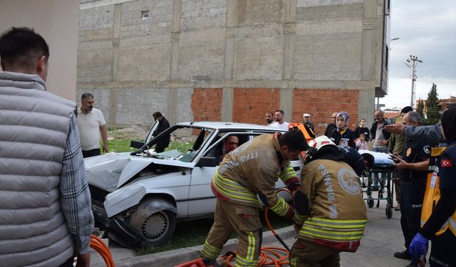 Manisa'da otomobil eve çarptı, 2 yaralı!