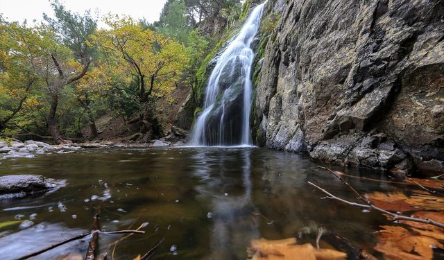 Yunt Dağı'ndaki Türkmen şelalelerinin çevresindeki ağaçlar sonbaharda bir başka güzel