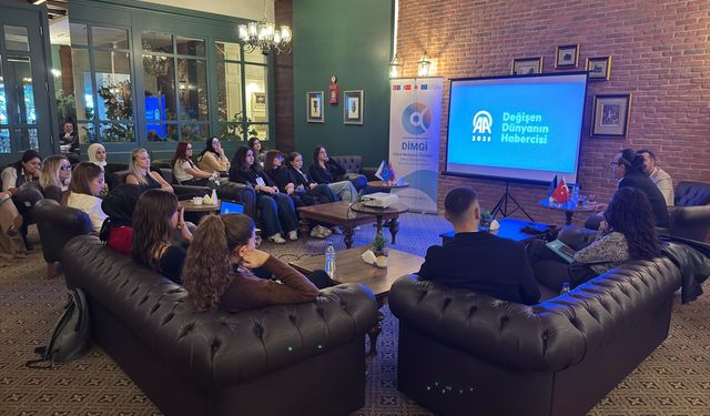 İzmir'de öğrencilere sosyal medya ve habercilik etiği eğitimi verildi