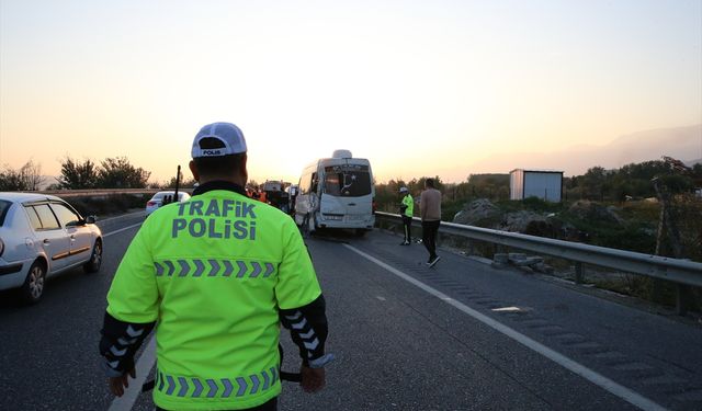 Denizli'de kamyon minibüse çarptı 1 kişi öldü !