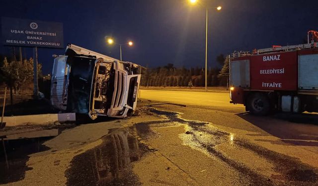 Uşak Banaz MYO önünde kontrolü kaybeden tır devrildi
