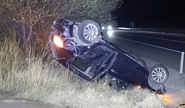 Uşak ve Ankara yolu üzerinde takla atan otomobilin sürücüsü yara almadan kurtuldu