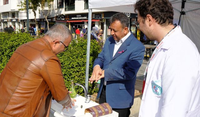 Uşak'ın göbeğinde lavabo kurup el yıkamayı öğrettiler