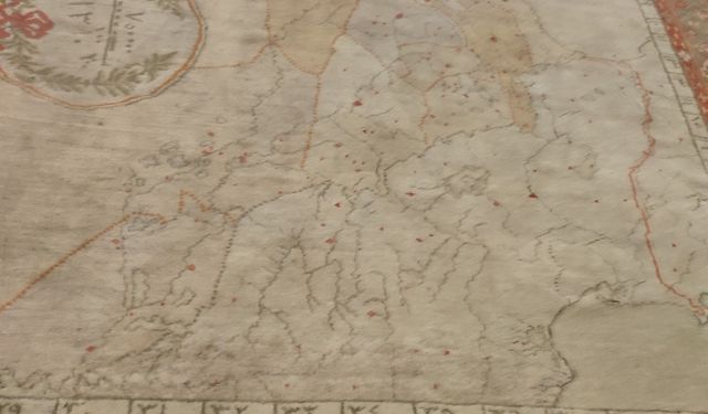 Uşak'ta 140 yıl önce dokunan ve Osmanlı haritasının yer aldığı halı, halen ilgi görüyor