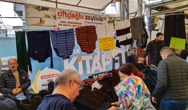 Uşak'ta kitap fuarı afişleri sökülmeden bit pazarını kurdular! Vatandaş oldukça ilgili!