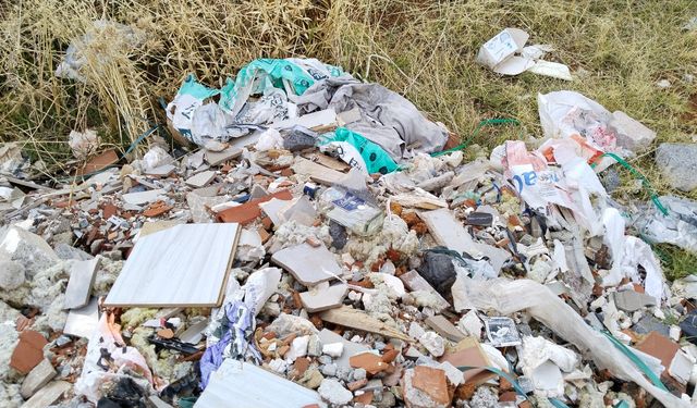 Uşak Kemalöz Mahallesi'ndeki arsadaki atıklar ve risk oluşturan elektrik panoları!