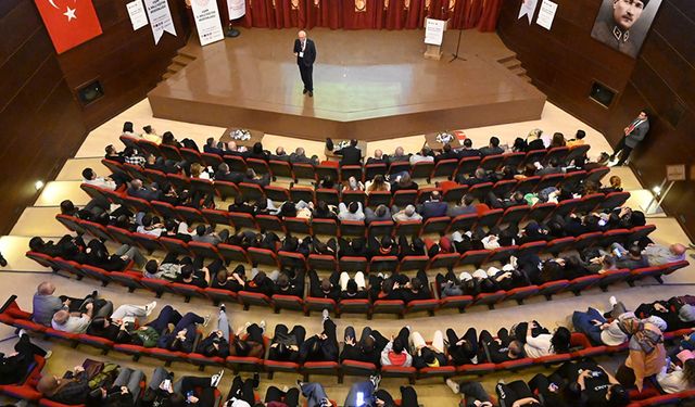 Rektör Savaş'tan “Geçmişten Günümüze Matematiğin Serüveni”