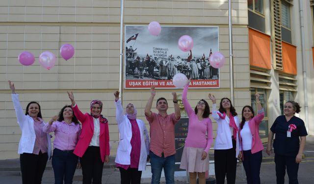 Uşak Eğitim ve Araştırma Hastanesi'nde balonlar meme kanserine karşı uçuruldu