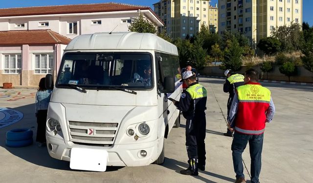 Uşak'taki okul servislerine sıkı denetim ve yoğun eğitim!
