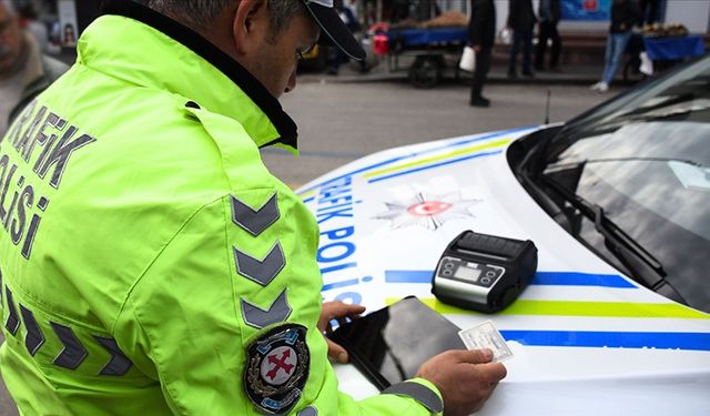 İzmir'de orta kaldırımda ilerleyen sürücünün ehliyetine el konuldu