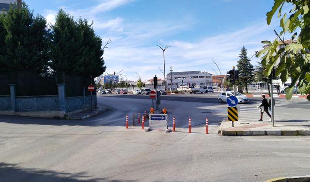 Uşak'ta Ramada kavşağa çıkan sokağın bir çıkışı araç geçişine kapatıldı