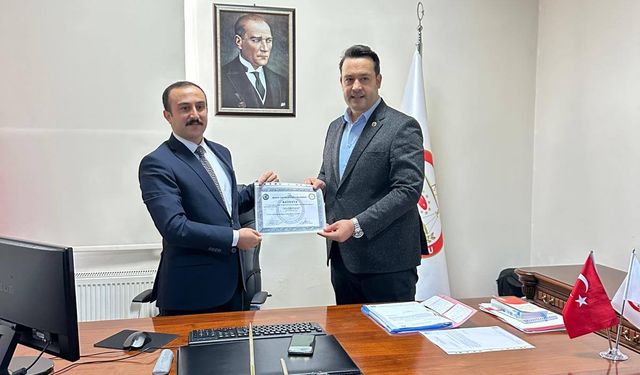 İYİ Parti Uşak İlçe Başkanı Selçuk Toker, mazbatayı ve mührü teslim aldı