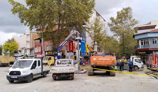 Uşak çay kenarı kavşağındaki çalışma bitti! Sular yavaş yavaş konutlarda akmaya başlayacak!